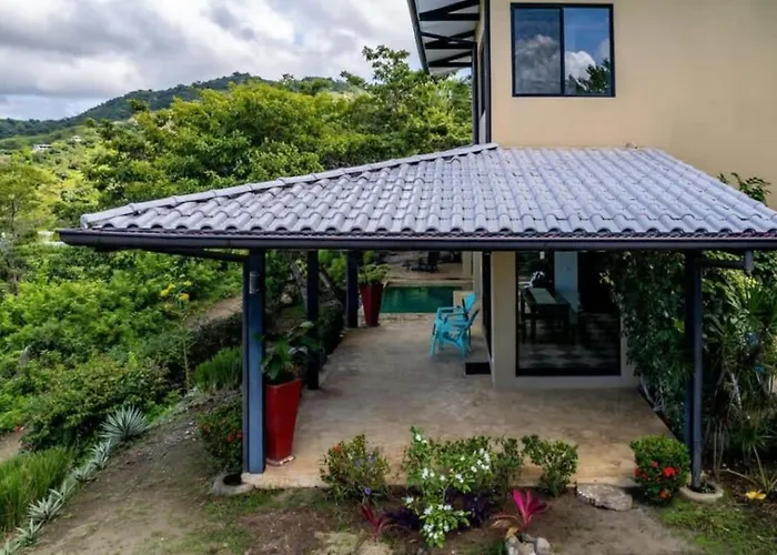 Сasa de vacaciones Nostalgic Retro On Luxurious Lot With A Private Infinity Pool And Ocean Views
