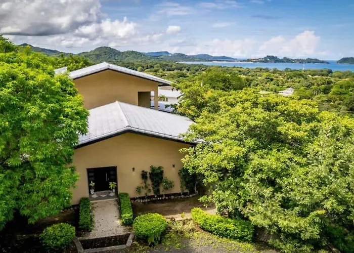 Сasa de vacaciones Nostalgic Retro On Luxurious Lot With A Private Infinity Pool And Ocean Views *