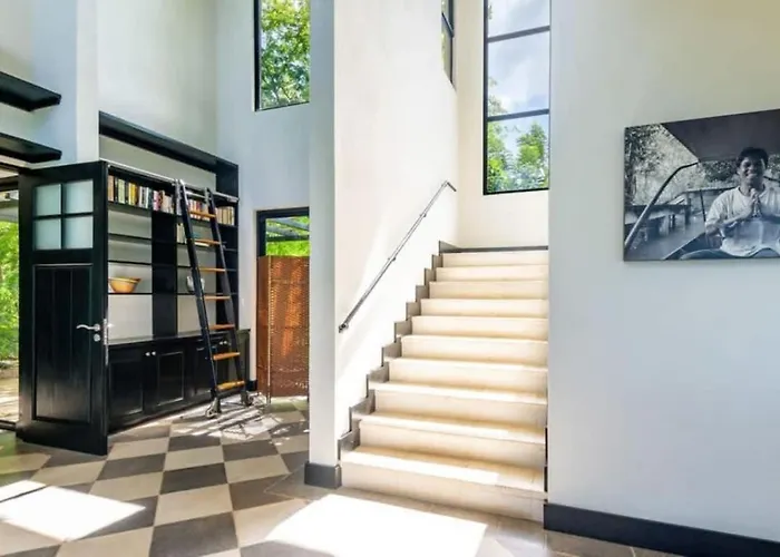 Nostalgic Retro On Luxurious Lot With A Private Infinity Pool And Ocean Views *