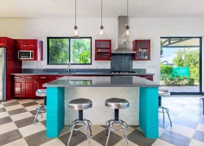 Сasa de vacaciones Nostalgic Retro On Luxurious Lot With A Private Infinity Pool And Ocean Views