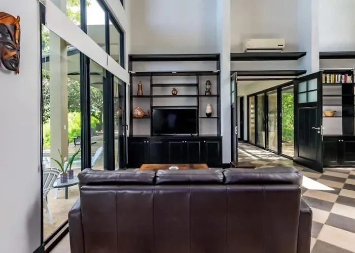 Сasa de vacaciones Nostalgic Retro On Luxurious Lot With A Private Infinity Pool And Ocean Views *