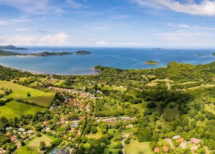 Nostalgic Retro On Luxurious Lot With A Private Infinity Pool And Ocean Views *
