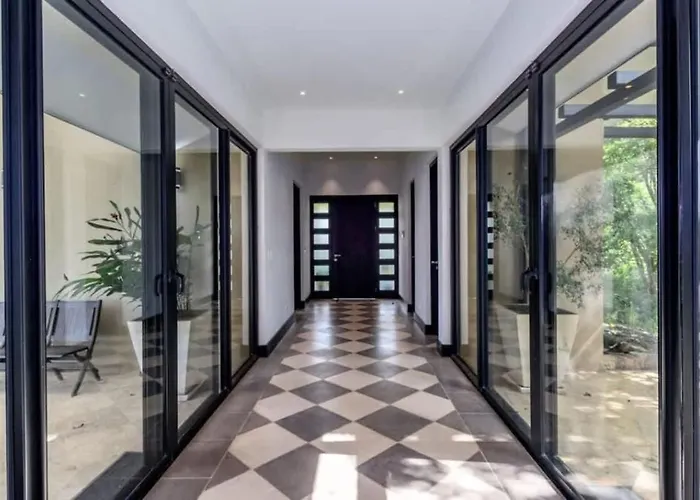 Nostalgic Retro On Luxurious Lot With A Private Infinity Pool And Ocean Views