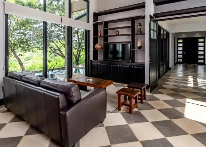Nostalgic Retro On Luxurious Lot With A Private Infinity Pool And Ocean Views Сasa de vacaciones