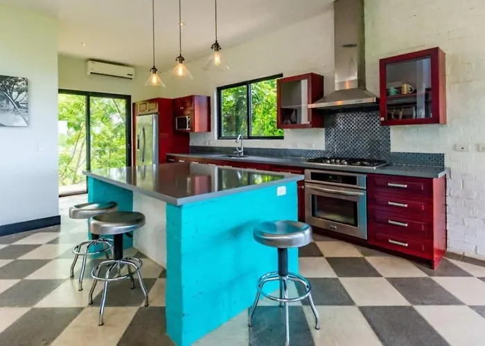 Сasa de vacaciones Nostalgic Retro On Luxurious Lot With A Private Infinity Pool And Ocean Views