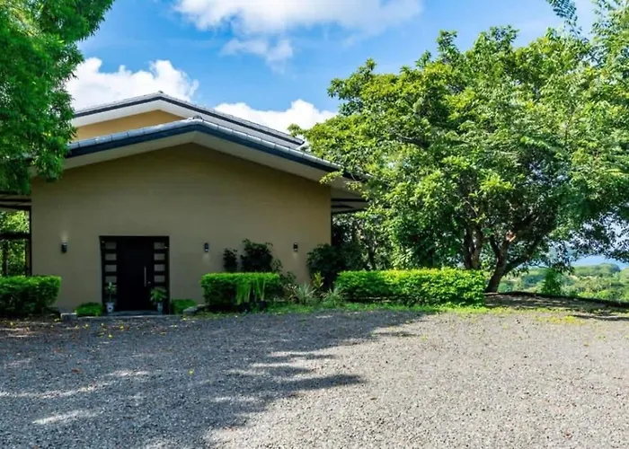 Сasa de vacaciones Nostalgic Retro On Luxurious Lot With A Private Infinity Pool And Ocean Views *