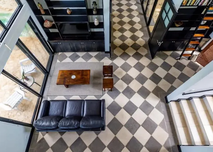 Nostalgic Retro On Luxurious Lot With A Private Infinity Pool And Ocean Views *