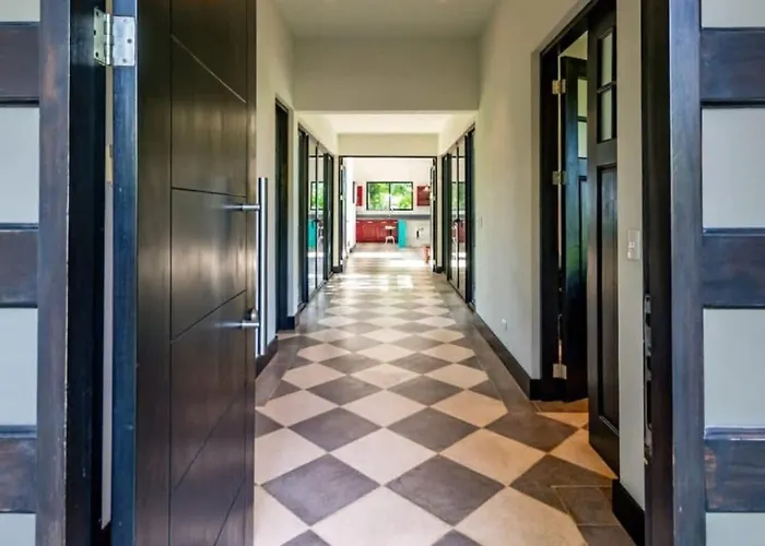 Nostalgic Retro On Luxurious Lot With A Private Infinity Pool And Ocean Views Сasa de vacaciones