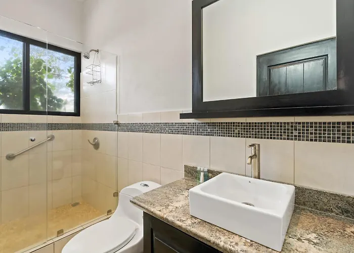 Nostalgic Retro On Luxurious Lot With A Private Infinity Pool And Ocean Views *
