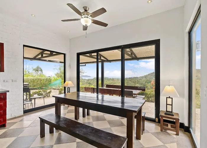 Nostalgic Retro On Luxurious Lot With A Private Infinity Pool And Ocean Views
