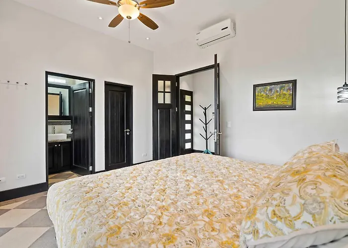 Сasa de vacaciones Nostalgic Retro On Luxurious Lot With A Private Infinity Pool And Ocean Views *