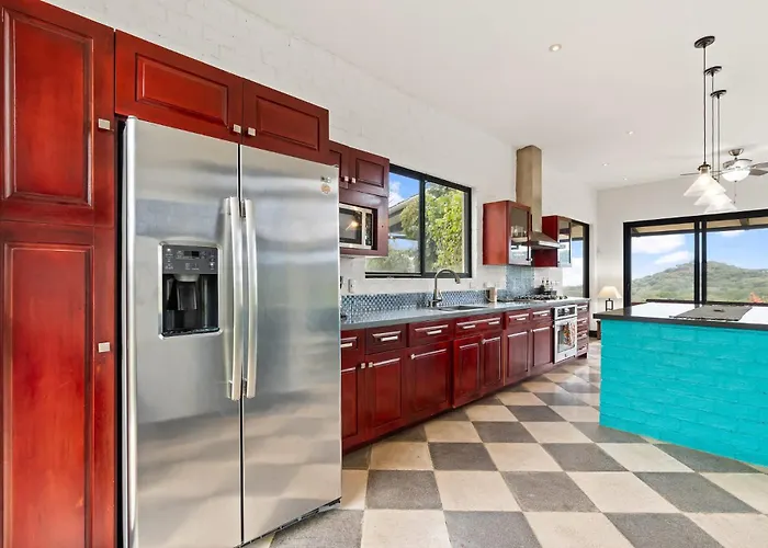 Nostalgic Retro On Luxurious Lot With A Private Infinity Pool And Ocean Views *