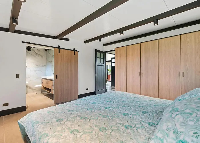 Nostalgic Retro On Luxurious Lot With A Private Infinity Pool And Ocean Views