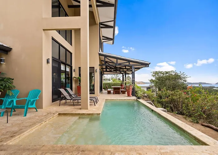 Nostalgic Retro On Luxurious Lot With A Private Infinity Pool And Ocean Views Сasa de vacaciones