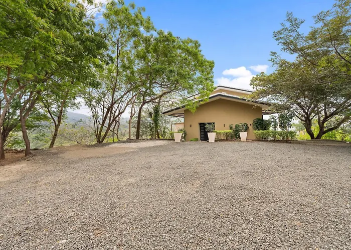 Nostalgic Retro On Luxurious Lot With A Private Infinity Pool And Ocean Views *