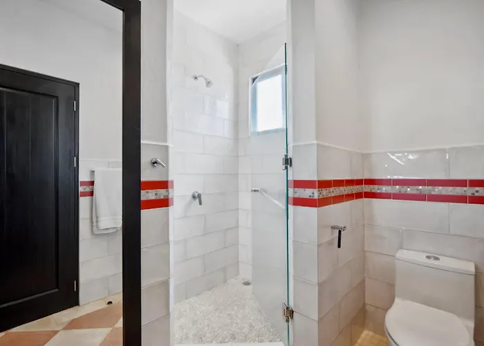 Nostalgic Retro On Luxurious Lot With A Private Infinity Pool And Ocean Views *
