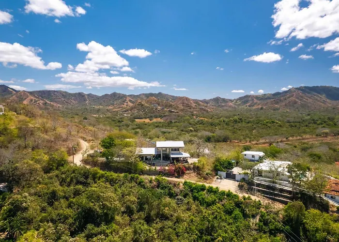 Nostalgic Retro On Luxurious Lot With A Private Infinity Pool And Ocean Views