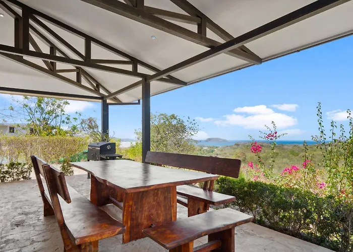 Сasa de vacaciones Nostalgic Retro On Luxurious Lot With A Private Infinity Pool And Ocean Views *