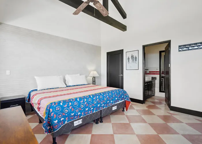 Nostalgic Retro On Luxurious Lot With A Private Infinity Pool And Ocean Views *