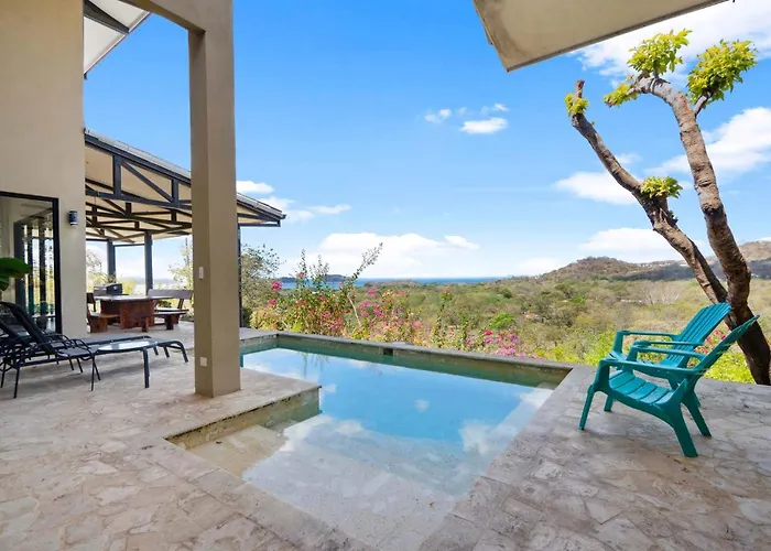 Nostalgic Retro On Luxurious Lot With A Private Infinity Pool And Ocean Views