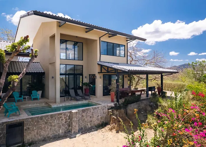 Nostalgic Retro On Luxurious Lot With A Private Infinity Pool And Ocean Views Сasa de vacaciones