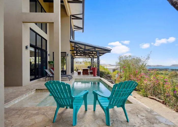 Сasa de vacaciones Nostalgic Retro On Luxurious Lot With A Private Infinity Pool And Ocean Views