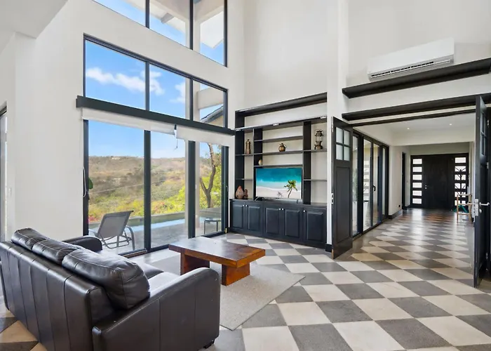 Nostalgic Retro On Luxurious Lot With A Private Infinity Pool And Ocean Views