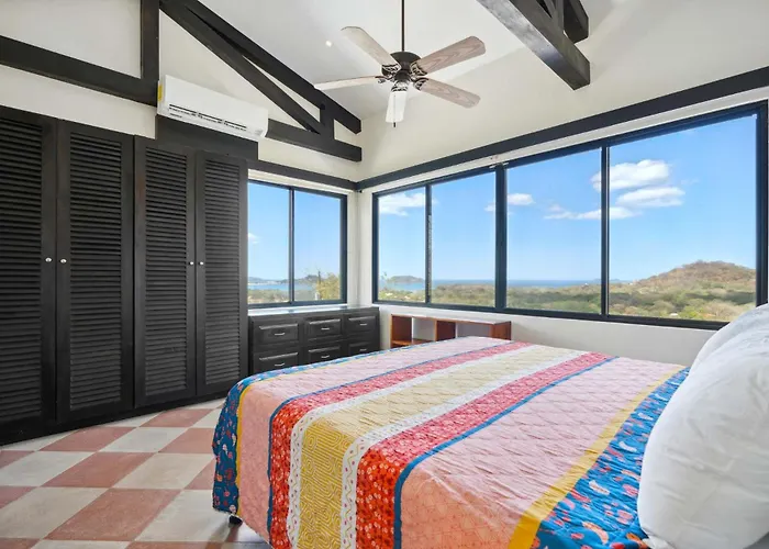 Сasa de vacaciones Nostalgic Retro On Luxurious Lot With A Private Infinity Pool And Ocean Views *